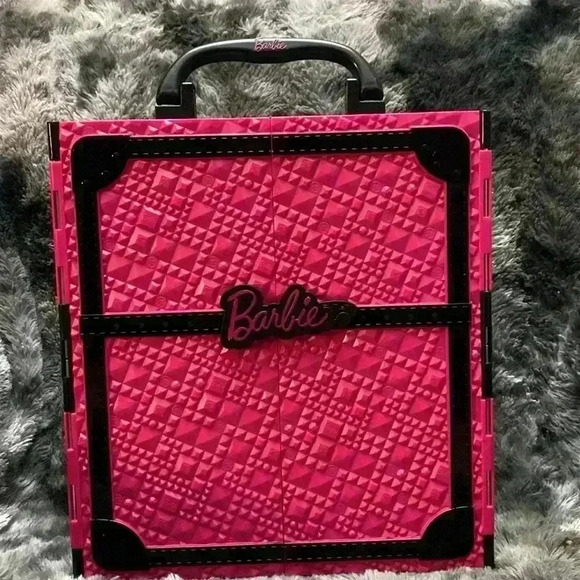 2011 Mattel Barbie Fashionista Wardrobe Carrying Case, with 4  Barbies - Picture 13 of 16